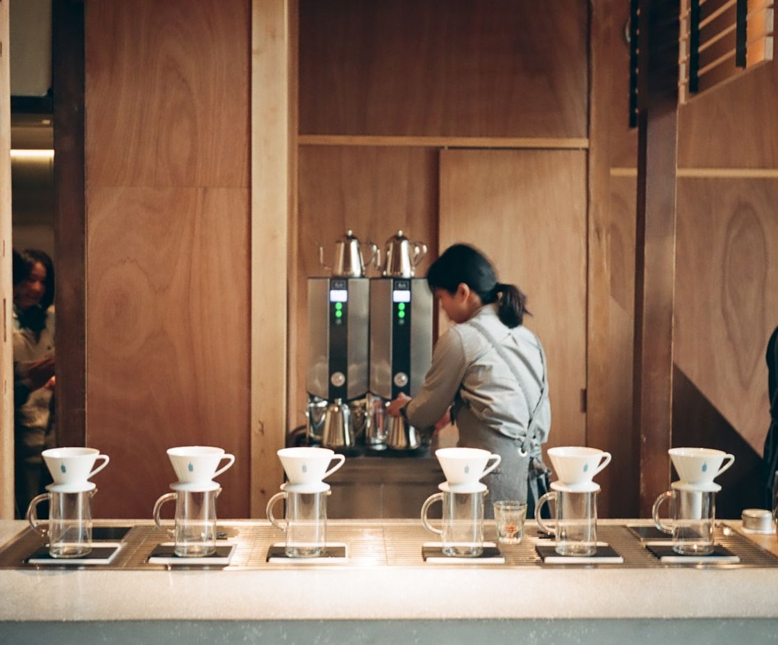カウンター奥のドリップスタンドに並ぶ、抽出中のコーヒー