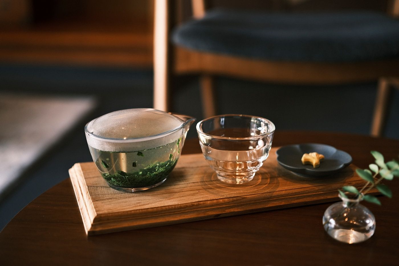 木のトレイにのせた茶器と、添えられた季節の和菓子